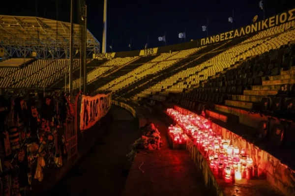 Семеро футбольних уболівальників загинули в лобовому зіткненні з вантажівкою, коли вони йшли на матч 8 Свічки, запалені вболівальниками грецького футбольного клубу ПАОК на згадку про своїх колег-уболівальників, які загинули в дорожньо-транспортній пригоді в Румунії, розміщені на трибунах для вболівальників стадіону «Тумба» в Салоніках, Греція, 27 січня 2026 року. REUTERS/Alexandros Avramidis TPX IMAGES OF THE DAY