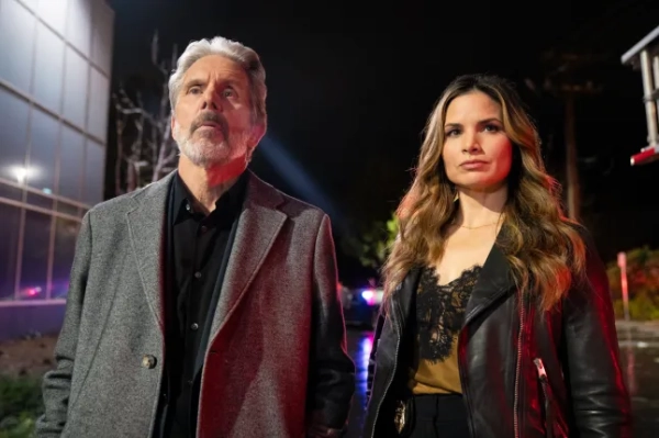 ВАЛЕНСІЯ – 31 БЕРЕЗНЯ: «Жіноча ніч». Дівчача ніч приймає несподіваний поворот, коли NCIS викликають для розслідування мотивів можливого палія. Крім того, Торрес намагається знайти баланс між роботою та особистим життям, в оригінальному серіалі CBS «NCIS», понеділок, 31 березня (21:00-22:00, ET/PT) на телевізійній мережі CBS, а також у потоковому режимі на Paramount+ (прямий ефір та на вимогу для Paramount+ з передплатниками SHOWTIME або на вимогу для передплатників Paramount+ Essential на наступний день після виходу епізоду в ефір)*. На фото (зліва направо): Гері Коул у ролі спеціального агента NCIS Алдена Паркера та Катріна Лоу в ролі спеціального агента NCIS Джессіки Найт. (Фото Еріка Воука/CBS via Getty Images)