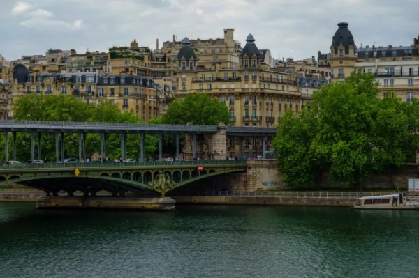 Французький держслужбовець "підживлював жінок наркотиками на співбесідах, щоб вони обмочилися" 6 Вид на паризькі житлові будинки та міст Бір-Хакейм через річку Сену