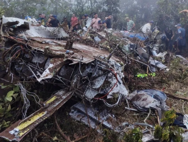 Люди стоять біля уламків літака, що розбився в Плайя-де-Белен, Північний Сантандер, Колумбія, 28 січня 2026 року, на цьому фото, отриманому із соціальних мереж. Notiplaya/via REUTERS ЦЕ ЗОБРАЖЕННЯ НАДАНО ТРЕТІЄЮ СТОРОНОЮ. ОБОВ'ЯЗКОВЕ ПОСИЛАННЯ НА АВТОРСЬКЕ ПРАВО Рядки перевірки: Місцезнаходження відеозапису було підтверджено джерелом та повідомленням влади про авіакатастрофу. Reuters також змогло підтвердити логотип авіакомпанії, кольори та візерунок уламків з уламків, які відповідають літаку SEARCA, на зображеннях з файлів. Дату відеозапису було перевірено за метаданими оригінального файлу. FlightRadar24.com показав, що літак вилетів з Міжнародного аеропорту Каміло Даса близько 16:40 UTC та летів у напрямку Окани, перш ніж зникнути з радара близько 16:54 UTC.