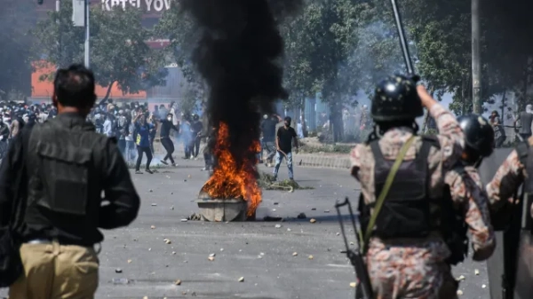 Як виглядає обстріл Києва Росією ракетами з висоти 250 миль над Землею 5 Шиїтські мусульмани кидають каміння в бійців воєнізованих формувань та поліцейських під час протесту на знак засудження вбивства Верховного лідера Ірану аятоли Алі Хаменеї біля консульства США в Карачі, Пакистан, у неділю, 1 березня 2026 року. (Фото AP/Алі Раза)