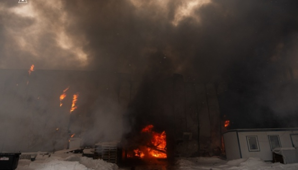У Києві ліквідували пожежу складської будівлі