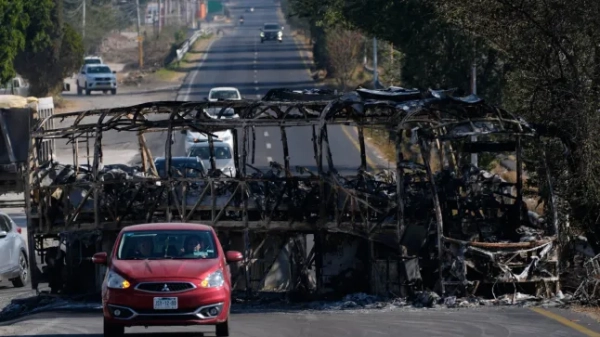 Чи можуть колишня дружина та донька Ель Менчо стати «нарко-королевами» картелю? 10 Транспортні засоби проїжджають повз обгорілий автобус на наступний день після того, як мексиканська армія вбила лідера картелю «Нове покоління Халіско» Немесіо Осегеру Сервантеса, відомого як «Ель Менчо», у Гвадалахарі, Мексика, у понеділок, 23 лютого 2026 року. (Фото AP/Марко Угарте)