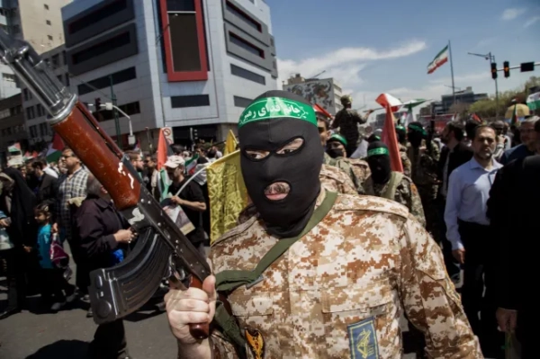 Іранці присутні на похоронній процесії за сімома бійцями Корпусу вартових Ісламської революції, які загинули внаслідок удару в Сирії, в якому Іран звинуватив Ізраїль, у Тегерані 5 квітня 2024 року. Гвардійці, включаючи двох генералів, загинули внаслідок авіаудару 1 квітня, в результаті якого зруйновано консульський блок посольства Ірану в Дамаску. Похоронна церемонія збігається зі щорічними урочистостями з нагоди Дня Кудс (Єрусалиму), коли Іран та його союзники проводять марші на підтримку палестинців. Фото Хоссейна Беріса/Middle East Images/ABACAPRESS.COM