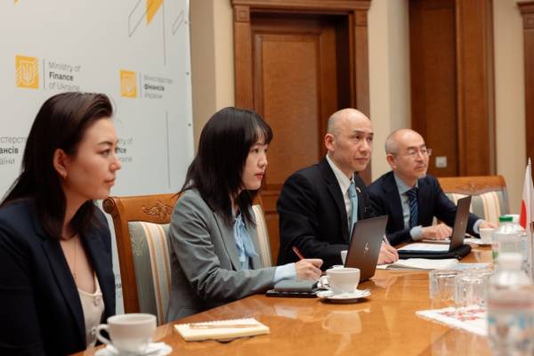 Україна очікує на посилену фінансову допомогу з Японії. 7