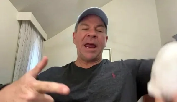 На цьому зображенні, взятому з відео, Майкл Блек, мешканець Род-Айленда, який допоміг зупинити стрільця на хокейному матчі у старшій школі в понеділок, жестикулює під час інтерв'ю Associated Press у четвер, 19 лютого 2026 року, у Спартанбурзі, Південна Кароліна (фото AP)