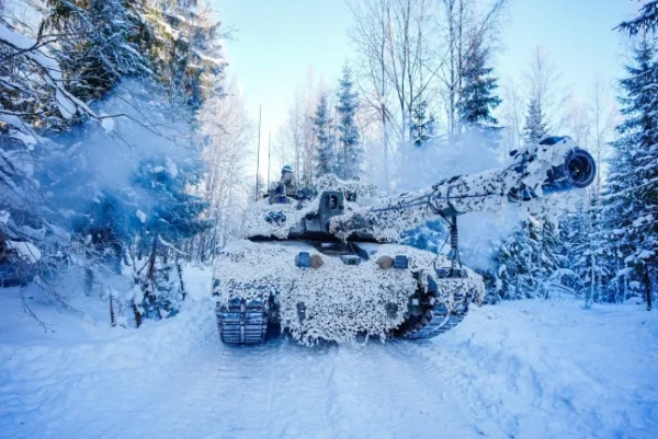 Основний бойовий танк Challenger 2 в арктичному камуфляжі вирушає на поле бою на полігоні Тапа в Естонії, де британські солдати беруть участь у зимовому таборі навчань, що є частиною операції «Кабріт» – внеску Великої Британії до Передових сухопутних сил НАТО в Естонії та Польщі. Дата фото: понеділок, 2 лютого 2026 року. Фото PA. Автор фото: Бен Бірчелл/PA Wire.