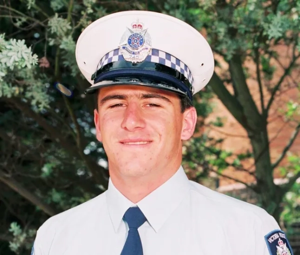 Ніл Томпсон. З неймовірним сумом поліція Вікторії називає імена двох офіцерів, які трагічно загинули під час виконання службових обов'язків у Порепунці вчора: детектив-провідний старший констебль Ніл Томпсон та старший констебль Вадим Де Ваарт.? 15049497 15079887 15319133