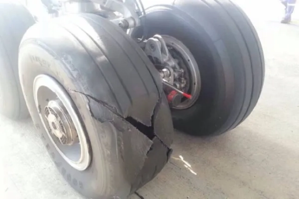 Один із задніх колісних пар літака Air India Express, який зазнав жорсткої посадки в аеропорту Пхукета.