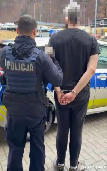 Британський турист під дією наркотиків розбив машиною вестибюль готелю 5 Британця забирає поліція в Польщі після аварії.