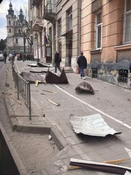 Росія вдень обстрілює західну Україну з безпілотників, поранивши мирних жителів у центрі Львова