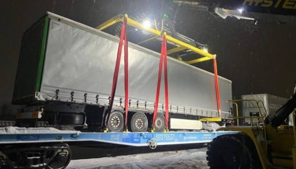 УЗ вперше запустила контрейлерний склад зі Львова в напрямку Угорщини. 3