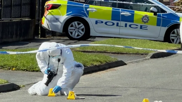 США «готуються до наземного вторгнення» в Іран, морські піхотинці прибувають до Перської затоки 6 Дата: 28.3.26 Автор: YappApp 07479723877 РОЗПОЧАТО розслідування вбивства після смерті невпізнаної дівчинки-підлітка в Лідсі Детективи розпочали розслідування вбивства після смерті молодої жінки в Лідсі. Сьогодні (субота, 28 березня) о 5:55 ранку офіцерів викликали на Кеннерлі-авеню, Осторп, за повідомленням про молоду жінку, знайдену непритомною на вулиці. Було виявлено, що вона отримала серйозні травми, і її доставили до лікарні для негайного надання медичної допомоги, але, на жаль, невдовзі після цього було оголошено померлою. Наразі особу жертви не впізнають. Триває ретельне розслідування для її ідентифікації, щоб повідомити її найближчих родичів. Детективи також розкривають деталі її особи в надії, що хтось впізнає її за наступним описом. Вона худорлявої статури та має засмаглу шкіру. Її зріст становить 160 см, і, як вважається, їй від 15 до 21 року, у неї зелені очі та каштанове волосся з темнішим корінням і світлішими кінчиками. У неї також є металеві брекети на верхніх і нижніх зубах. Чотирьох осіб – двох 18-річних жінок, 20-річного чоловіка та 17-річного хлопця – було заарештовано за підозрою у вбивстві поблизу. Усі четверо залишаються під вартою поліції, і на місці події триває розслідування, поки слідча група з розслідування вбивств та тяжких злочинів проводить подальше розслідування. Старший слідчий, головний детектив-суперінтендант Марк Боуз, сказав: ?????????Це надзвичайно складне розслідування, в якому, на жаль, загинула молода жінка. ???????Ми розглядаємо її смерть як вбивство та заарештували чотирьох осіб у зв'язку з цим. ???????Незважаючи на проведення ретельних розслідувань протягом сьогоднішнього дня, нам ще не вдалося підтвердити її особу. ???????Ми сподіваємося, що, оприлюднивши ці деталі, хтось впізнає її та звернеться до нас. ?????????Я також хочу поговорити з усіма, хто був у районі Кеннерлі-авеню рано вранці цього ранку, або з усіма, хто міг бачити будь-яку підозрювану.