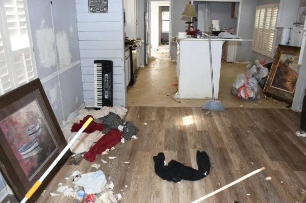 Мати та вітчим зіткнулися звинуваченнями у жорстокому поводженні з дітьми після того, як чиновники заявили, що вони переїхали до Флориди, залишивши свою 14-річну доньку в Алабамі майже рік жити самій. За даними офісу шерифа округу Мобіл, підліток залишився жити сам із сімома собаками в мобільному будинку, покритому сечею, фекаліями, тарганами та сміттям. За словами чиновників, одну з собак знайшли мертвою в шафі. Батьків звинувачують у переїзді за годину їзди до Пенсаколи, штат Флорида, зі свого будинку в окрузі Мобіл у лютому минулого року. Розслідування розпочалося в неділю, коли співробітники магазину Dollar General викликали поліцію, оскільки побачили, як дівчинка спотикається дорогою перед магазином. За словами помічників шерифа, дівчинка відчувала запаморочення та біль у шлунку. Її доставили до лікарні для надання допомоги, де її опитали детективи. Під час допиту дівчинка сказала, що живе сама зі своїми собаками в мобільному будинку приблизно з лютого минулого року – приблизно на свій 14-й день народження, повідомляє офіс шерифа. За словами офіційних осіб, дівчинка розповіла їм, що її мати, Маршель Лінн Пертілла, та вітчим, Юджин Медрано, переїхали до Пенсаколи, і що востаннє вона бачила їх 31 жовтня. Дитина розповіла владі, що спілкування з батьками відбувалося переважно через Snapchat, а мати надсилала їжу через DoorDash або Walmart. У понеділок офіс шерифа та служба контролю за тваринами Prichard Animal виконали ордер на обшук у будинку, де жила дівчинка. Посадовці повідомили, що внутрішня частина причепа була вкрита сечею, фекаліями, тарганами та сміттям. На території було знайдено сім собак, зокрема одну собаку, яку знайшли мертвою в шафі. Решту собак забрали співробітники служби контролю за тваринами Prichard Animal Control. Детективи також знайшли рукописний лист від дівчинки під назвою «Скільки разів мама каже мені, що не може мене забрати!?». Повідомляється, що в листі було 87 позначок. Детективи знайшли батьків та допитали їх. В офісі шерифа повідомили, що коли Пертіллу запитали, чому її доньку залишили саму, вона заявила, що це тому, що дівчинка не хотіла залишати своїх тварин-помічників. Незрозуміло, чи були серед знайдених у будинку собаки-помічники. Матері та вітчиму висунули звинувачення у жорстокому поводженні з дітьми та тваринами. Їх доставили до в'язниці округу Мобіл.