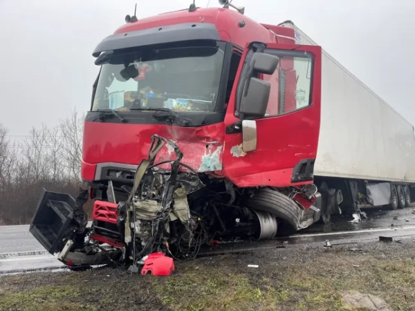 Семеро футбольних уболівальників загинули в лобовому зіткненні з вантажівкою, коли вони йшли на матч 7 Вантажівка, яка потрапила в дорожньо-транспортну пригоду з мікроавтобусом, що перевозив грецьких футбольних фанатів ПАОК, залишається на дорозі на місці події поблизу Лугожа, Румунія, 27 січня 2026 року. Lugo Info/Handout через REUTERS. УВАГА РЕДАКТОРІВ - ЦЕ ФОТО НАДАНО ТРЕТІЄЮ СТОРОНОЮ. ПЕРЕПРОДАЖУ НЕ ДОПУСКАЄТЬСЯ. АРХІВ НЕ ДОПУСКАЄТЬСЯ.