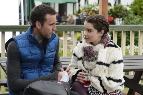 Тільки для редакційного використання. Використання обкладинки книги заборонено. Обов'язкове джерело: Фото Алекса Бейлі/Mgm/New Line Cinema/Kobal/Shutterstock (5884436ac) Метью Льюїс, Емілія Кларк «До зустрічі з тобою» – 2016 Режисер: Тіа Шерок MGM/New Line Cinema США Сцена-кадр Драма