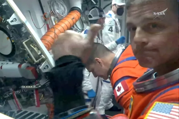 Екіпаж "Артеміди II" "у сльозах", оскільки вони подорожують далі від Землі, ніж будь-яка людина 7 Астронавт NASA Рід Вайзман жестом показує на віддалену камеру поруч з астронавтом CSA (Канадського космічного агентства) Джеремі Хансеном перед тим, як вони сідають у капсулу екіпажу Orion для запланованої місії запуску Artemis II з польотом повз Місяць, у Космічному центрі Кеннеді на мисі Канаверал, Флорида, США, 1 квітня 2026 року, на стоп-кадрі з відео. NASA TV/Handout via REUTERS. ЦЕ ЗОБРАЖЕННЯ НАДАНО ТРЕТІЄЮ СТОРОНОЮ.