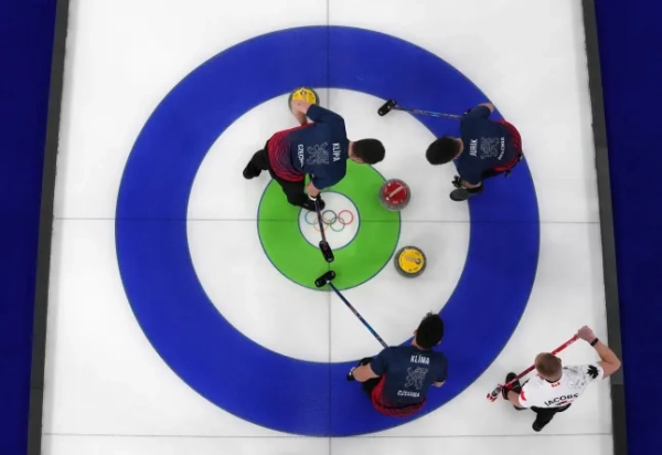 Олімпійські ігри 2026 року в Мілані, Кортіна - Керлінг - Чоловічий круговий турнір, 8-й етап - Чехія проти Канади - Олімпійський стадіон з керлінгу в Кортіні, Кортіна-д'Ампеццо, Італія - 16 лютого 2026 року. Лукас Кліма з Чехії, Мартін Юрік з Чехії та Лукас Кліпа з Чехії під час матчу проти Канади REUTERS/Jennifer Lorenzini