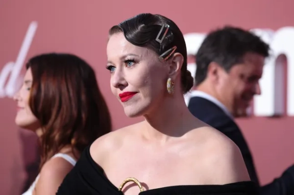 Хрещениця Путіна ризикує викликати його гнів, закликаючи припинити війну 5 КАП-Д'АНТІБ, ФРАНЦІЯ – 23 ТРАВНЯ: Ксенія Собчак відвідала 30-й гала-концерт amfAR у Каннах, представлений Chopard та Міжнародним кінофестивалем Червоного моря, у готелі Hotel du Cap-Eden-Roc 23 травня 2024 року в Кап-д'Антіб, Франція. (Фото Жізели Шобер/Getty Images)