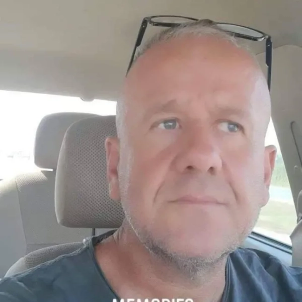 Сьогодні поліція розшукує британського чоловіка, звинуваченого у застреленні своєї тайської дружини та втечі. 56-річний Ентоні Джеймс Кондрон (НА ФОТО) з Вітхема, графство Ессекс, нібито вбив 43-річну Паттані Урапаном з 9-мм пістолета, перш ніж втекти з місця події. Шоковані офіцери знайшли її тіло на фермі Джанпаном у Маха Саракхамі, Таїланд, сьогодні вранці об 11:00. Повідомляється, що її тіло лежало обличчям догори на мотоциклі. На ній був білий топ і штани, у неї було вогнепальне поранення голови: куля увійшла в ліву скроню та вийшла з правого боку. Офіцери районної дільниці Дон Ван вважають, що Кондрон вистрілив у свою дружину, коли вона ще сиділа в транспортному засобі. МАТЕРІАЛИ: Відео, фото, текст