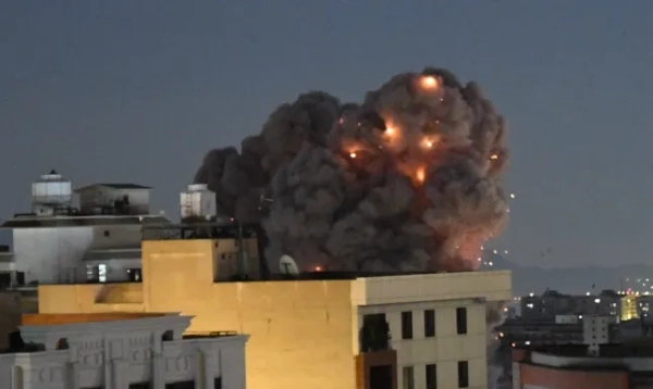 Обов'язкове джерело: Фото Xinhua/Shutterstock (16808390a) Дим піднімається з будівель у Тегерані, Іран, 29 березня 2026 року. Кілька районів іранської столиці Тегерана та сусідньої провінції Альборз у неділю ввечері зазнали атак США та Ізраїлю, що призвело до відключень електроенергії в низці районів, повідомляє напівофіційне інформаційне агентство Fars. Іран, Тегеран, Вибух - 29 березня 2026 року