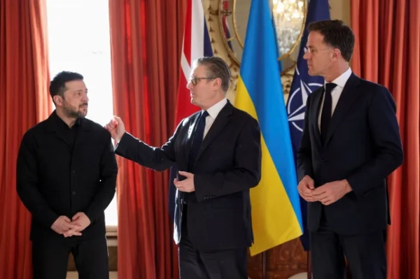 Прем'єр-міністр сер Кір Стармер, президент України Володимир Зеленський та Генеральний секретар НАТО Марк Рютте зустрілися у будинку номер 10 на Даунінг-стріт у Вестмінстері, де Велика Британія та Україна мають домовитися про нове провідне світове партнерство для посилення глобальної оборонної спроможності проти розповсюдження недорогого високотехнологічного військового обладнання, включаючи безпілотники. Дата фото: вівторок, 17 березня 2026 року. Фото PA. Автор фото: Сюзанна Планкетт/PA Wire.