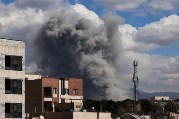 Стовп диму піднімається після повідомлень про вибухи в Тегерані 1 березня 2026 року.