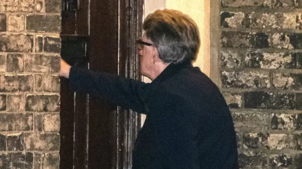 Пітер Мандельсон прибуває додому рано-вранці 24 лютого.