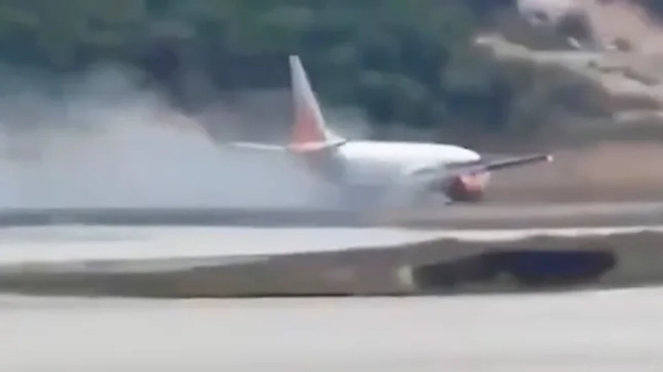 Знімок екрана, на якому видно момент жорсткої посадки літака Air India Express в аеропорту Пхукета.