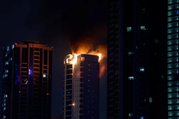 Дим піднімається з палаючої будівлі, ураженої внаслідок удару іранського безпілотника, після того, як Ізраїль та США завдали ударів по Ірану, в окрузі Сіф, Манама, Бахрейн, 28 лютого 2026 року. REUTERS/Hamad I Mohammed TPX IMAGES OF THE DAY