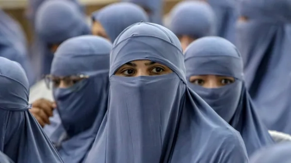 epaselect epa11847456 Учениці відвідують церемонію випуску афганських дівчат у релігійній школі шейха Абдула Кадира Джилані в Кабулі, Афганістан, 23 січня 2025 року. Близько 260 афганських дівчат закінчили релігійну школу після завершення релігійного навчання разом з академічною програмою. За даними Міністерства освіти Талібану, в Афганістані налічується понад 18 000 державних і приватних шкіл, які обслуговують понад 10 мільйонів учнів, тоді як у понад 21 000 релігійних школах навчається понад три мільйони учнів. Багато випускників виступають за відновлення роботи шкіл для дівчат, оскільки ті, хто закінчив шостий клас протягом останніх трьох років, здебільшого були обмежені домашніми роботами через призупинення навчання. EPA/SAMIULLAH POPAL