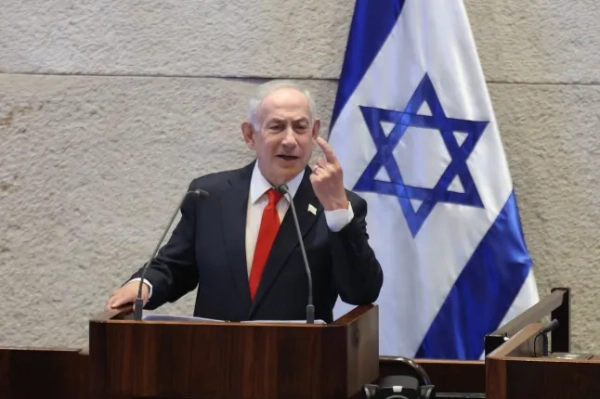 Прем'єр-міністр Ізраїлю Біньямін Нетаньягу виголошує промову перед прапором Ізраїлю у лютому 2026 року.