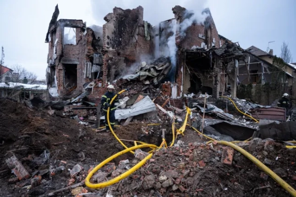 Вид на місце російського ракетного обстрілу в Києві, Україна, 22 лютого 2026 року. (Фото Данила Антонюка/Anadolu via Getty Images)