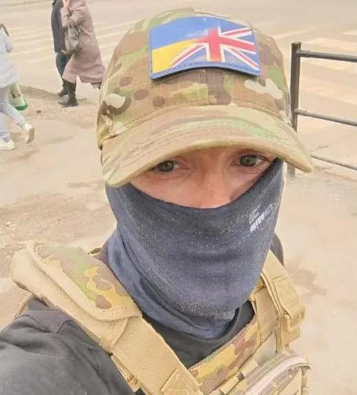 Тисячі іноземних бійців, деякі з яких ніколи не стріляли зі зброї, у рекордній кількості стікаються в окопи східного фронту України якраз вчасно для очікуваного наступу Володимира Путіна. Солдати з таких віддалених місць, як Намібія, Колумбія та Кройдон, спокусилися проявити себе на полі бою, перетворюючись із стурбованих цивільних осіб на бойово готових стрільців, які заробляють 2150 фунтів стерлінгів на місяць лише за чотири тижні інтенсивних тренувань. Київські вербувальники відзначають свій успіх у просуванні міжнародного легіону в соціальних мережах і називають рекордну кількість добровольців, які зголосилися заповнити їхню передову, своєю «надсилою» порівняно з найманцями та жорсткими стратегіями призову ворога.