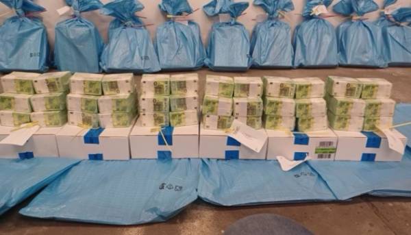 Угорщина звітує про видворення українських збирачів боргів та демонструє вилучені гроші. 5