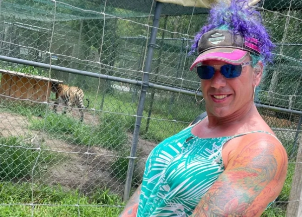 ЗАЧЕКАЙТЕ ПІДТВЕРДЖЕННЯ Роберт Донган, також відомий як Роберта Еспозіто, на зображеннях зі сторінки Донган у Facebook. Поліція ідентифікувала стрілка, який убив двох людей та тяжко поранив трьох інших на шкільному хокейному грі в Род-Айленді в понеділок вдень, як Роберта Дорган і повідомила, що він використовував жіноче ім'я. 56-річний батько, який застрелив членів сім'ї та друга сім'ї, перш ніж повернути зброю проти себе після смертельної розправи на ковзанці в Потакеті, використовував псевдонім Роберта Еспозіто, повідомила начальник поліції Потакету Тіна Гонсалвес під час прес-конференції в понеділок увечері. «Ми також дізналися, що ця людина використовує ім'я Роберта, а також прізвище Еспозіто». Дорган є батьком старшокласника середньої школи Норт-Провіденс, який брав участь у хокейному турнірі, повідомляє місцева станція WPRI. Підозрюваний у стрільбі сидів біля задньої частини трибун на боці господарів поля під час гри, перш ніж перейшов вперед і відкрив вогонь по чотирьох членах сім'ї та одному другу сім'ї, повідомляє видання. Серед загиблих були мати та брат/сестра студента, повідомили видання кілька джерел. Мати дитини Дорган померла всередині Lynch Arena, а брат/сестра померли в лікарні, згідно з джерелами. Станом на понеділок увечері троє постраждалих все ще перебувають у критичному стані.