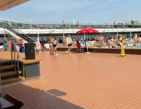 Захоплення: Застрягли в круїзі