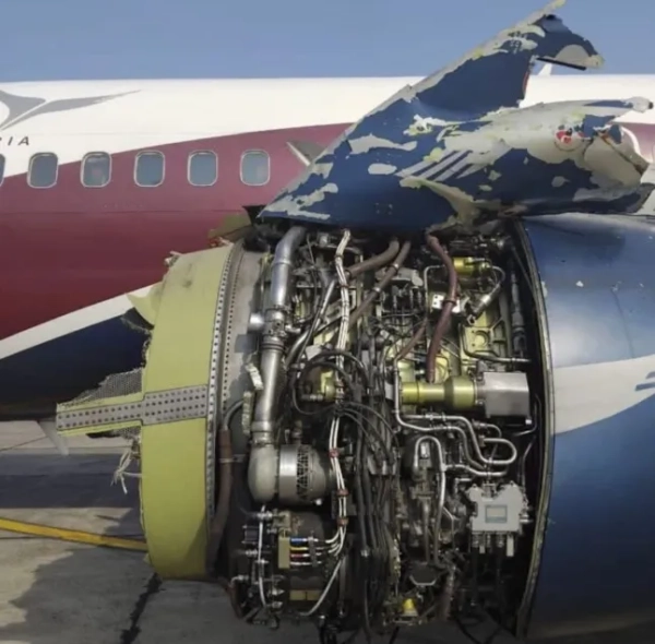 Історія від Jam Press (Вибух двигуна літака). Фото: Двигун літака розбитий після посадки. Перелякані пасажири зняли на відео розбитий двигун літака після страшного вибуху в повітрі. Boeing 737-7GL був змушений змінити напрямок та здійснити екстрену посадку в сусідньому аеропорту. На борту було 80 пасажирів, коли вчора (11 лютого) невдовзі після зльоту вибухнув лівий двигун. Літак Arik Air виконував плановий внутрішній рейс через Нігерію з Лагоса до Порт-Харкорта. Літак, що змінив напрямок, здійснив безпечну екстрену посадку в аеропорту Беніну, повідомляє Нігерійське бюро розслідувань безпеки (NSIB). У заяві Arik Air йдеться, що бортпровідник рейсу W3 740 почув гучний вибух невдовзі після зльоту та вжив заходів для дій у надзвичайних ситуаціях. Літак успішно дістався Беніну на одному двигуні, і про постраждалих не повідомлялося. Пілоти регулярно відпрацьовують такі сценарії на симуляторі, що дозволяє їм керувати надзвичайною ситуацією до посадки, як повідомляє What's The Jam. Речник NSIB підтвердив, що літак зіткнувся з «аномалією двигуна під час польоту». У заяві додається: «Група попередньої оцінки прямує до Беніну, щоб забезпечити безпеку літака, задокументувати докази, опитати відповідний персонал і свідків, а також отримати дані польоту та інформацію з голосового самописця в кабіні пілотів». NSIB заявила, що тісно співпрацює з Управлінням цивільної авіації Нігерії та Arik Air, щоб встановити, що сталося, та будь-які фактори, що сприяли цьому. Речник Arik Air сказав: «Ми щиро вибачаємося перед постраждалими пасажирами Порт-Харкорта, чия подорож була перервана. Безпека та благополуччя пасажирів завжди є нашим пріоритетом в Arik Air». Розслідування причини вибуху двигуна триває. ЗАКІНЧЕННЯ Ліцензія на використання відео: (СОЦІАЛЬНІ ТА МІСЦЕВІ МЕРЕЖІ) Ми отримали цей матеріал з перевіреного облікового запису в соціальних мережах, і він був широко використаний у місцевих новинних ЗМІ в аналогічному репортажі без проблем. Обмеження на використання відео: Jam Press несе всю відповідальність за використання лише на новинних порталах, використання в соціальних мережах, таких як Facebook та YouTube, не гарантується.