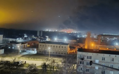 На Кубані горить нафтобаза після удару безпілотників – кадри. 2