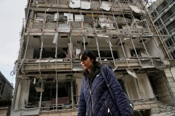 Три американські винищувачі F-15 збили в Кувейті в результаті інциденту "дружнього вогню". 8 Жінка проходить повз пошкоджену лікарню Ганді, яка постраждала внаслідок удару по вежі державного телеканалу та сусідніх будівлях через дорогу під час спільної американо-ізраїльської військової кампанії в Тегерані, Іран, у вівторок, 2 березня 2026 року. (Фото AP/Вахід Салемі)