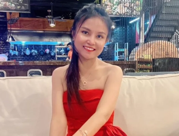 Колишня дружина співзасновника Asos після падіння каже: «Я не маю нічого спільного з його смертю» 7 Колишня дружина Плой Крінгсінтханакун чітко дала зрозуміти: «Я його не вбивала?» Фото: Asia Pacific Press. Мультимільйонер Квентін Гріффітс загинув за загадкових обставин, викинувшись з балкона своїх розкішних апартаментів на 17-му поверсі в Таїланді. https://www.facebook.com/photo.php?fbid=1251156485755143&set=pb.100025824103168.-2207520000&type=3