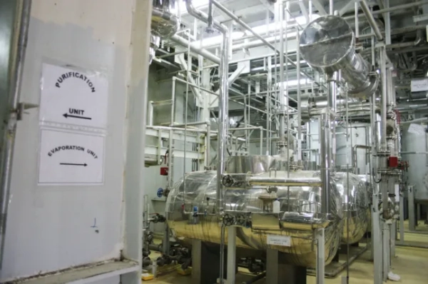 ІСФАХАН, ІРАН – 30 БЕРЕЗНЯ: 30 березня 2005 року всередині виробничої установки з переробки урану, розташованої недалеко від міста Ісфахан, приблизно за 410 кілометрів на південь від столиці Тегерана, Іран. Міста Ісфахан та Натанз у центральному Ірані є центром ядерної програми Ірану. На об'єкті в Ісфахані виробляється газоподібний гексафторид, який потім збагачується шляхом подачі в центрифуги на об'єкті в Натанзі, Іран. Президент Ірану Мохаммед Хатамі та голова Організації з атомної енергії Ірану Голамреза Агазаде відвідали ці об'єкти. (Фото Getty Images)