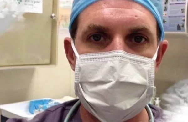 Знайомтесь, Ерік Мартіндейл, зареєстрований медсестра з Флориди. Він каже, що не робитиме анестезію республіканцям, які переносять операцію, і вважає це своїм правом і етичним. Його потрібно негайно звільнити та позбавити ліцензії. @FLNursingBoard