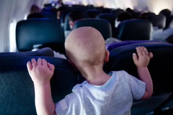 Розлючена мати поділилася фотографією, на якій сидить на підлозі завантаженого літака, але інші кажуть, що вона винна 6