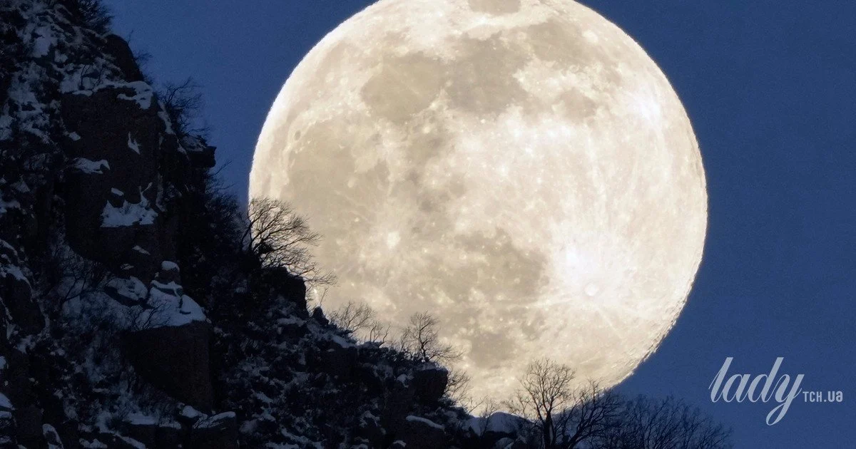 Місяць Місяць