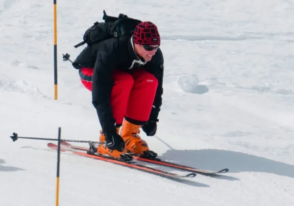 Туристів евакуювали після пожежі у п'ятизірковому курорті в Альпах 12 Обов'язкове джерело: Фото Shutterstock (1506455b) Принц Вільям катається на лижах по схилу для сноубордингу на французькому гірськолижному курорті Куршевель. Принц Вільямс катається на лижах у Куршевелі, Франція - 18 березня 2010 року