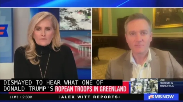 15474029 Данський законодавець приголомшив MS NOW шокуючою образою на адресу ключового інсайдера Трампа щодо схеми з Гренландією Алекс Вітт з MS NOW зробив в ефірі спростування після того, як член парламенту Данії зробив шокуючу заяву про те, що головний помічник Білого дому Стівен Міллер має «менталітет ґвалтівника» щодо Гренландії. Депутат парламенту Данії Расмус Ярлов поговорив з Віттом у суботу про постійні погрози президента Дональда Трампа захопити Гренландію, яка твердо перебуває під егідою Данії з 1814 року. Вітт переглянув відео, на якому Міллер виступає за те, щоб Гренландія стала частиною Сполучених Штатів, перш ніж попросити відповіді Ярлова.