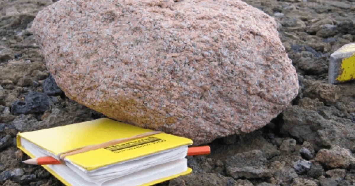 Рожеві камені. Фото: Nature Communications Earth &amp; Environment