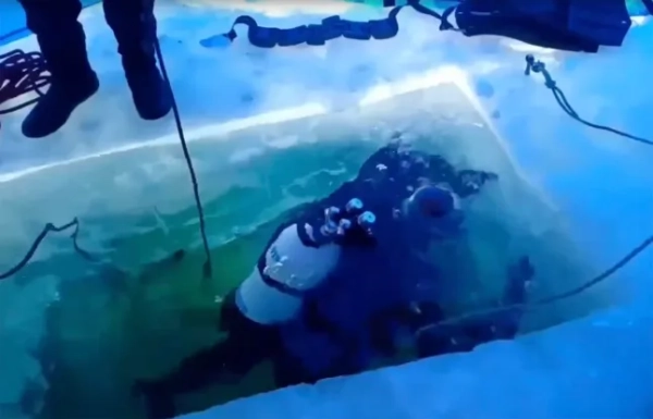 Семеро китайських туристів та водій загинули після того, як туристичний фургон пробив лід на озері Байкал. На фото видно, як водолази витягують тіла з води.