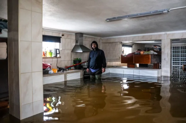 Місцевий житель Жоао Паулу Олівейра стоїть у своєму будинку, затопленому підйомом води річки Мондего, у Монтемор-о-Велью, округ Коїмбра, Португалія, 4 лютого 2026 року.